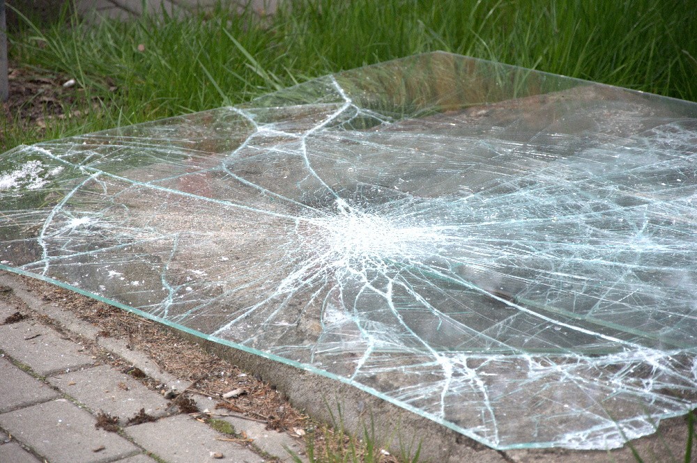 Zdewastowano przystanki. Wandale, to trzej chłopcy, byli pijani
