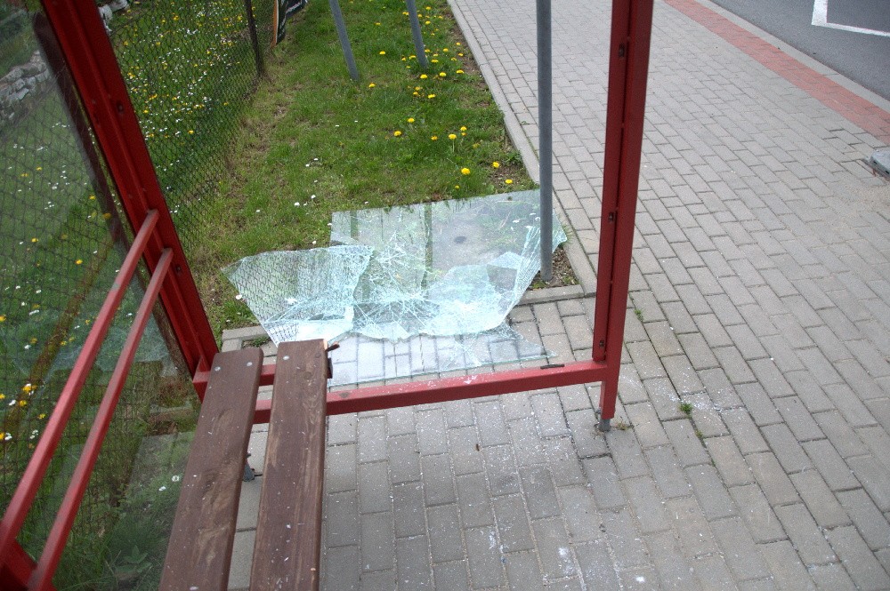 Zdewastowano przystanki. Wandale, to trzej chłopcy, byli pijani