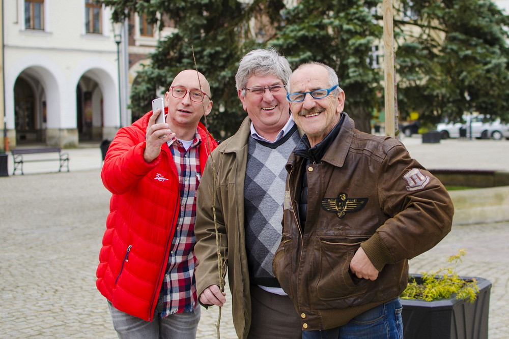 Radio ZET rozdawało w Krośnie sadzonki polskich dębów. Fot. Karol Słomka