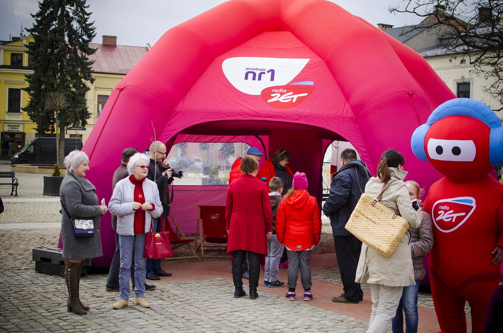 Radio ZET rozdawało w Krośnie sadzonki polskich dębów. Fot. Karol Słomka