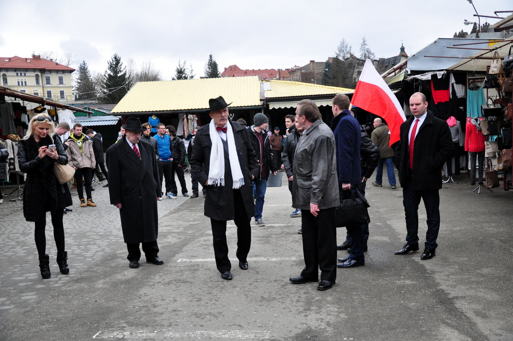 Janusz Korwin-Mikke odwiedził "Miasto Szkła". Fot. Piotr Dymiński