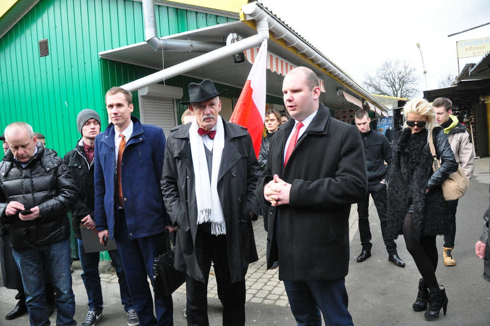 Janusz Korwin-Mikke odwiedził "Miasto Szkła". Fot. Piotr Dymiński
