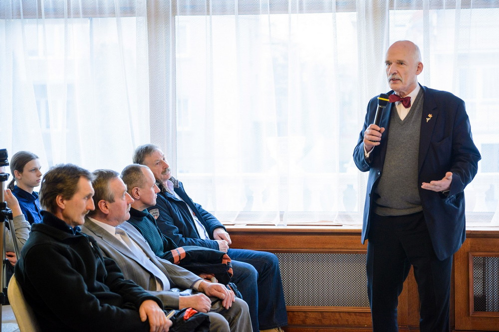Janusz Korwin-Mikke odwiedził "Miasto Szkła". Fot. Łukasz Jaracz