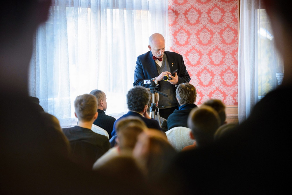 Janusz Korwin-Mikke odwiedził "Miasto Szkła". Fot. Łukasz Jaracz