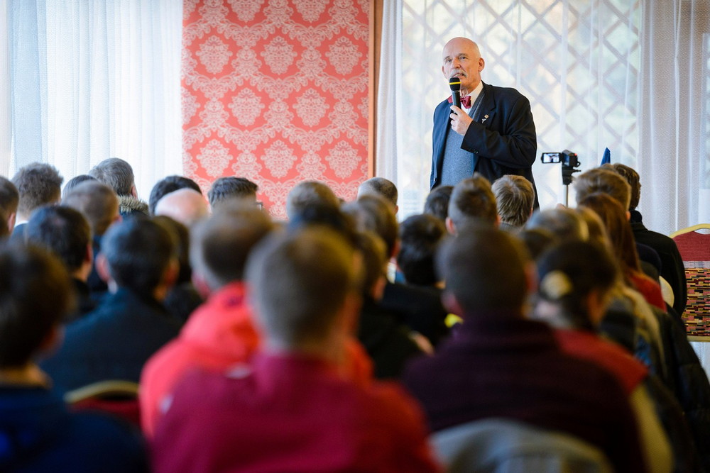 Janusz Korwin-Mikke odwiedził "Miasto Szkła". Fot. Łukasz Jaracz