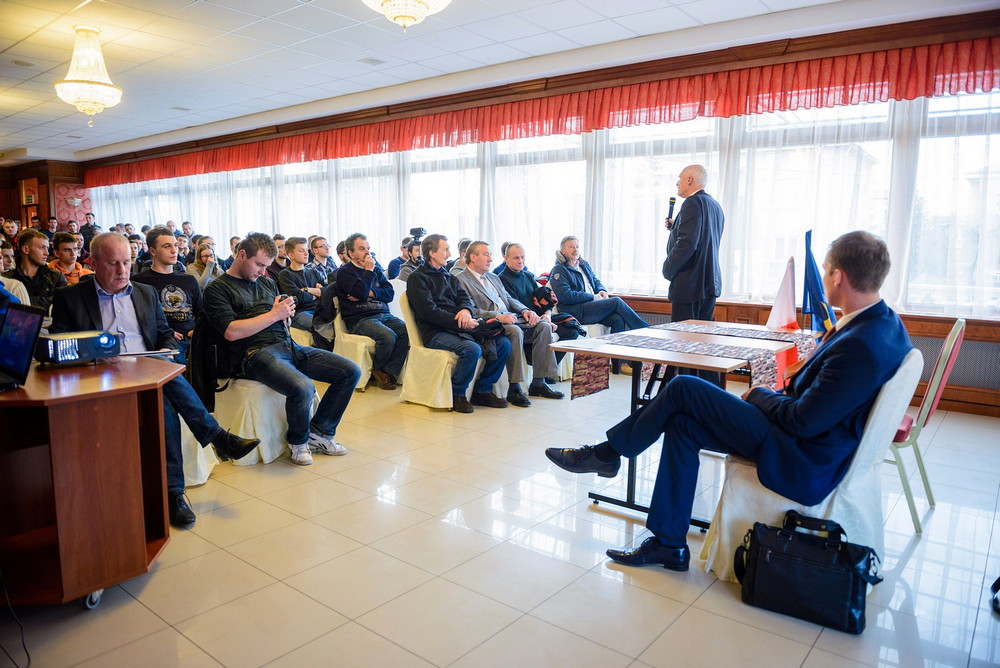 Janusz Korwin-Mikke odwiedził "Miasto Szkła". Fot. Łukasz Jaracz