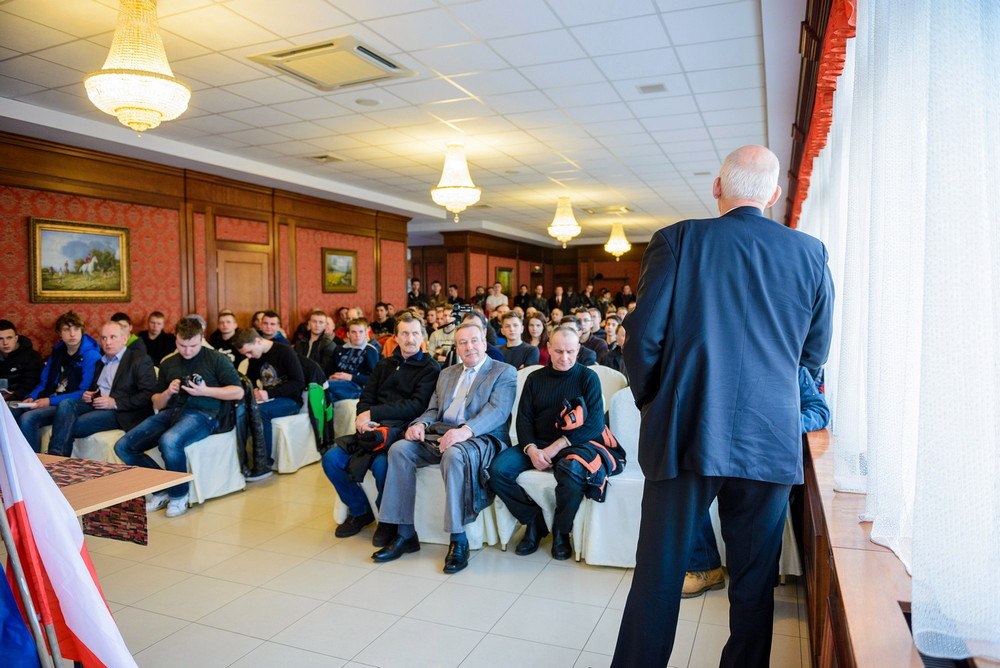 Janusz Korwin-Mikke odwiedził "Miasto Szkła". Fot. Łukasz Jaracz