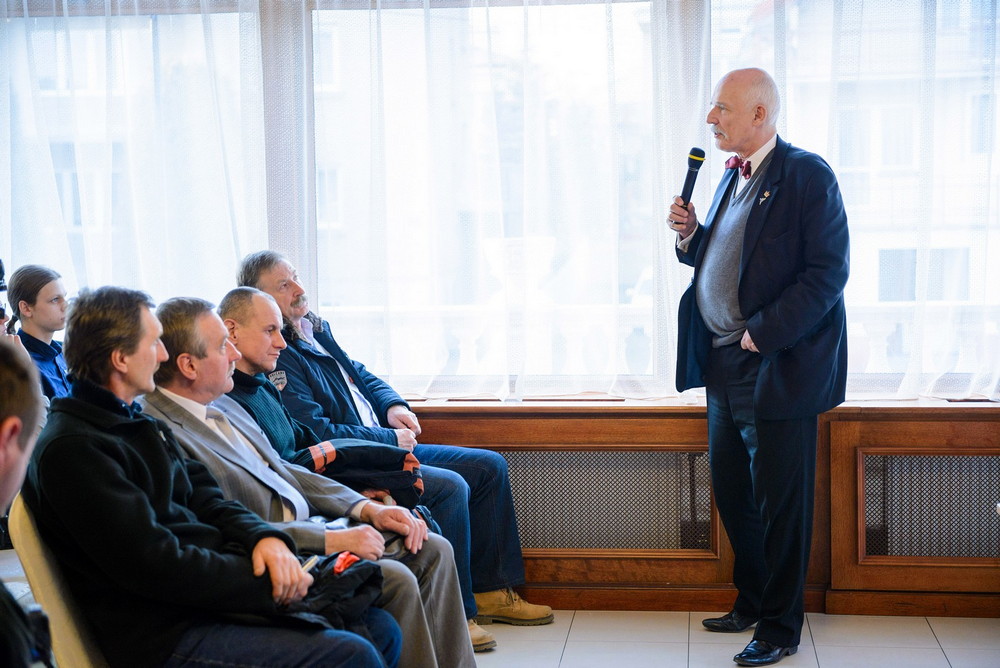 Janusz Korwin-Mikke odwiedził "Miasto Szkła". Fot. Łukasz Jaracz