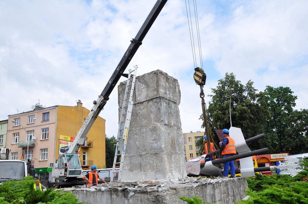 Demontaż pomnika 1000-lecia. Fot. Piotr Dymiński