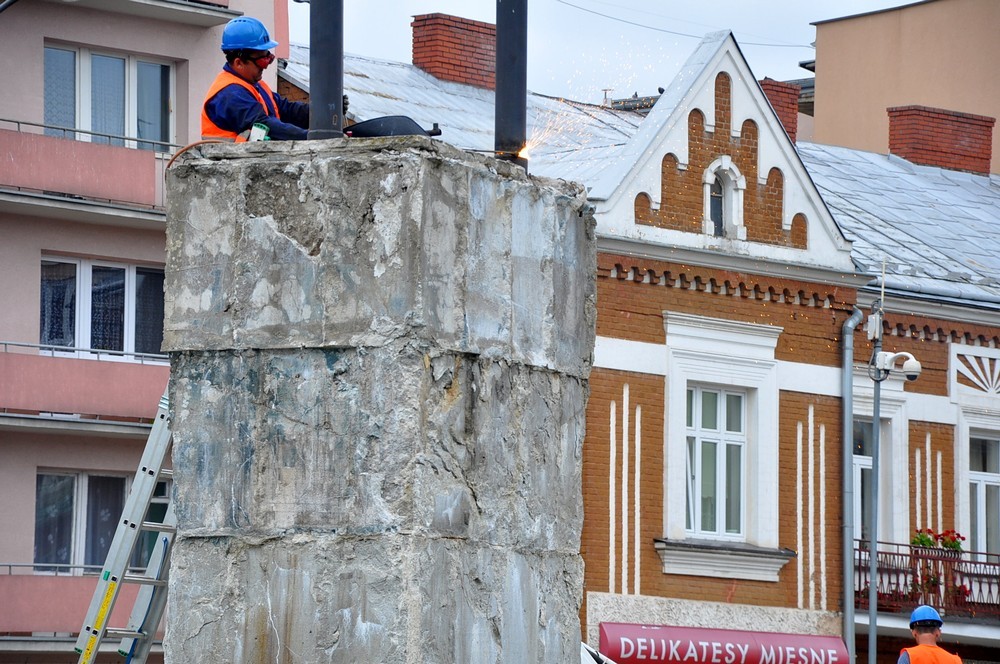Demontaż pomnika 1000-lecia. Fot. Piotr Dymiński