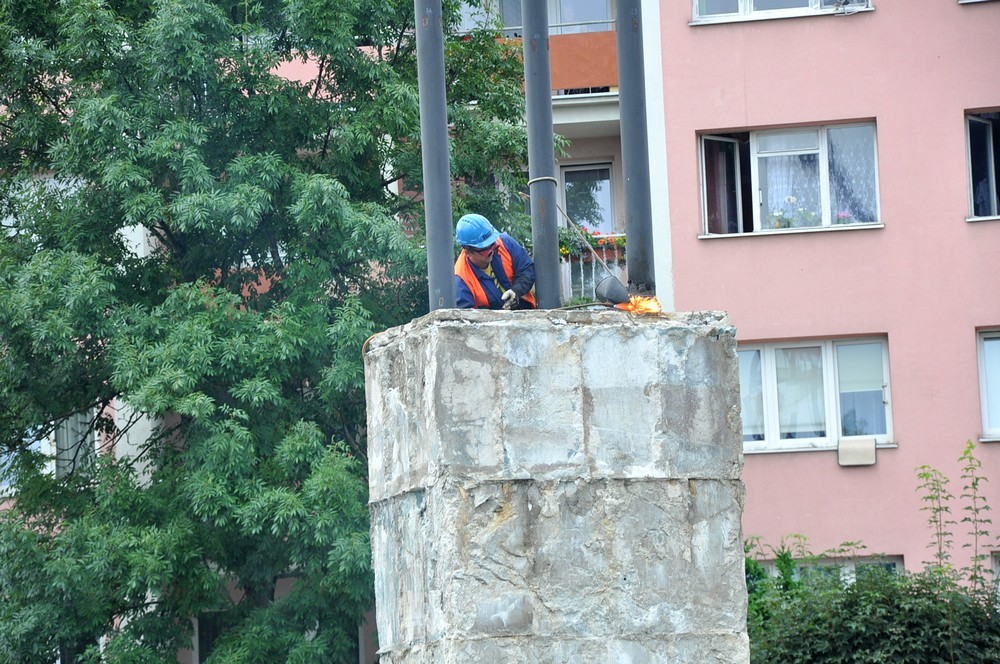 Demontaż pomnika 1000-lecia. Fot. Piotr Dymiński