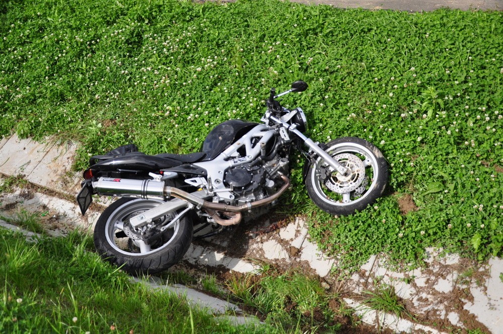 Wypadek: motocyklista wjechał do rowu