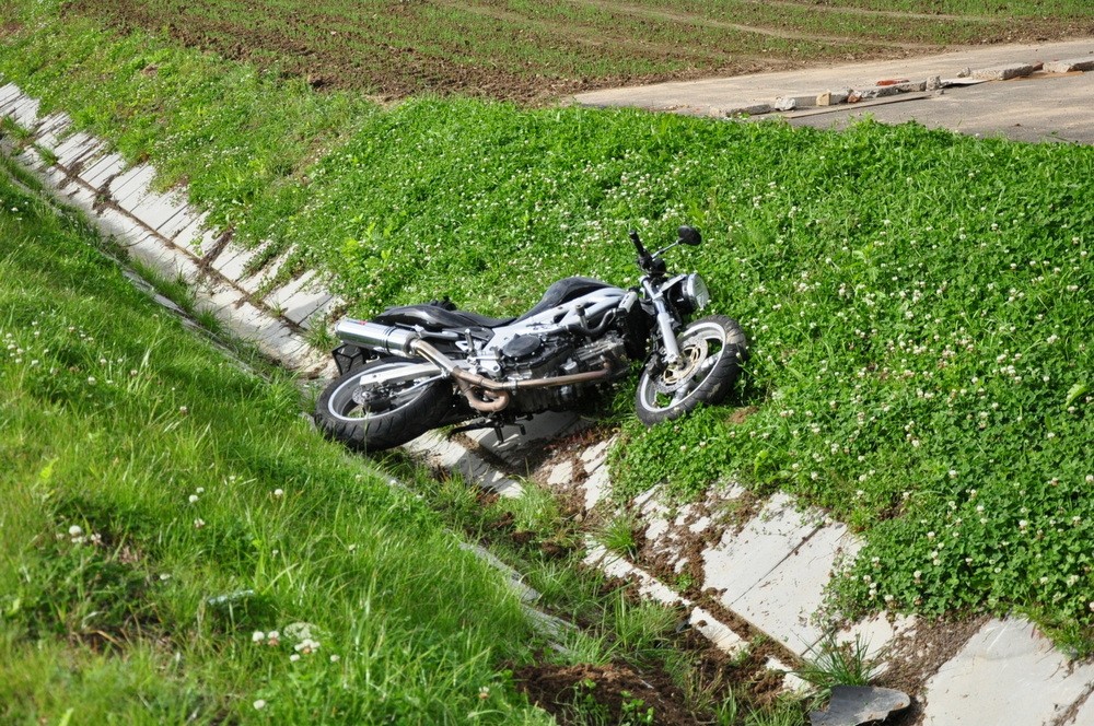 Wypadek: motocyklista wjechał do rowu